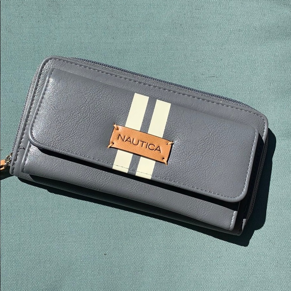 Nautica wallet : tons of storage!